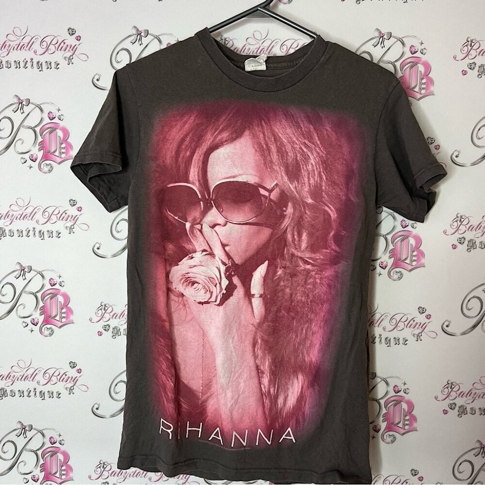 Rihanna concert 2011 Graphic T-Shirt in Black Pink touring tour tours singing